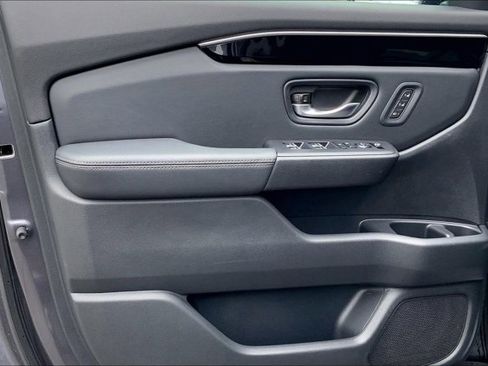 Used 2025 Honda Pilot Touring image 23