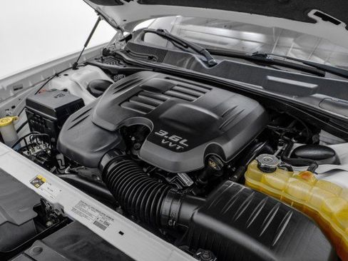 Used 2013 Dodge Challenger SXT image 37