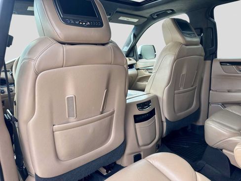 Used 2018 Cadillac Escalade ESV Platinum AWD/4WD image 17