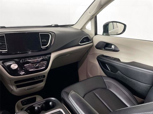 Used 2024 Chrysler Pacifica Touring-L FWD image 23