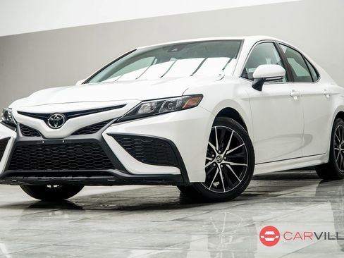 Used 2024 Toyota Camry SE image 1