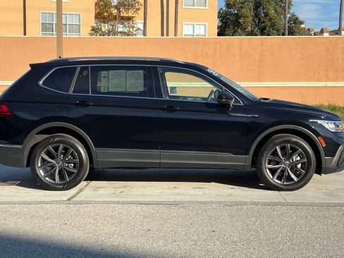 Used 2022 Volkswagen Tiguan SE w/ Panoramic Sunroof Package image 3