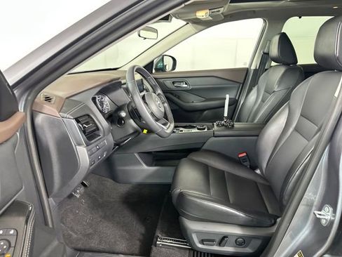 Used 2023 Nissan Rogue SV w/ SV Premium Package image 11