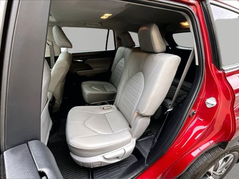 Used 2024 Toyota Highlander XLE AWD/4WD image 21