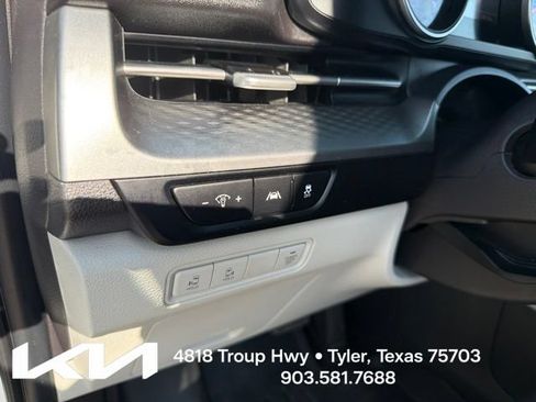 Used 2022 Kia Carnival LX w/ Paint Protection Package FWD image 16