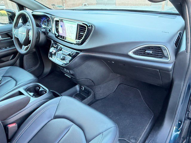 Used 2025 Chrysler Pacifica Select FWD image 14