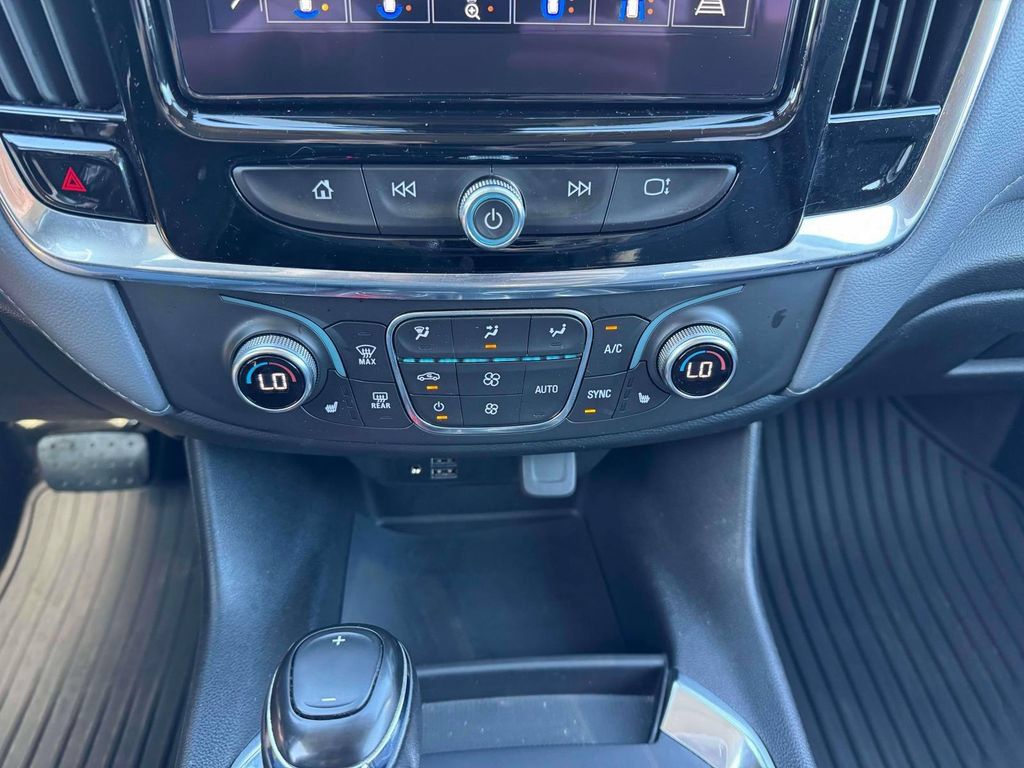 Used 2020 Chevrolet Traverse LT w/ LT Premium Package AWD/4WD image 31