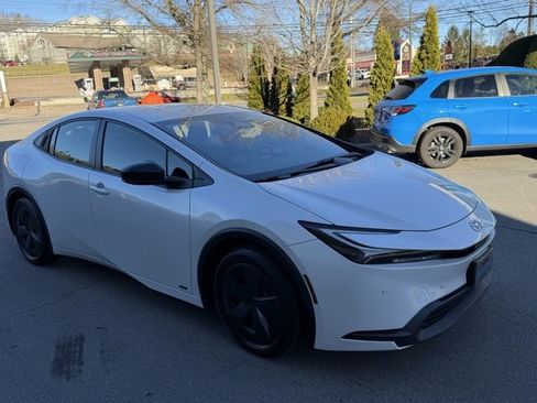 Used 2023 Toyota Prius LE image 4