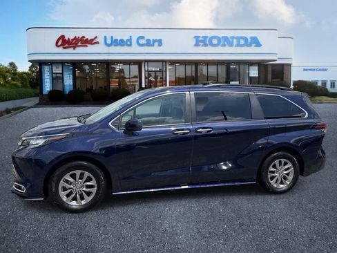 Used 2022 Toyota Sienna XLE FWD image 2