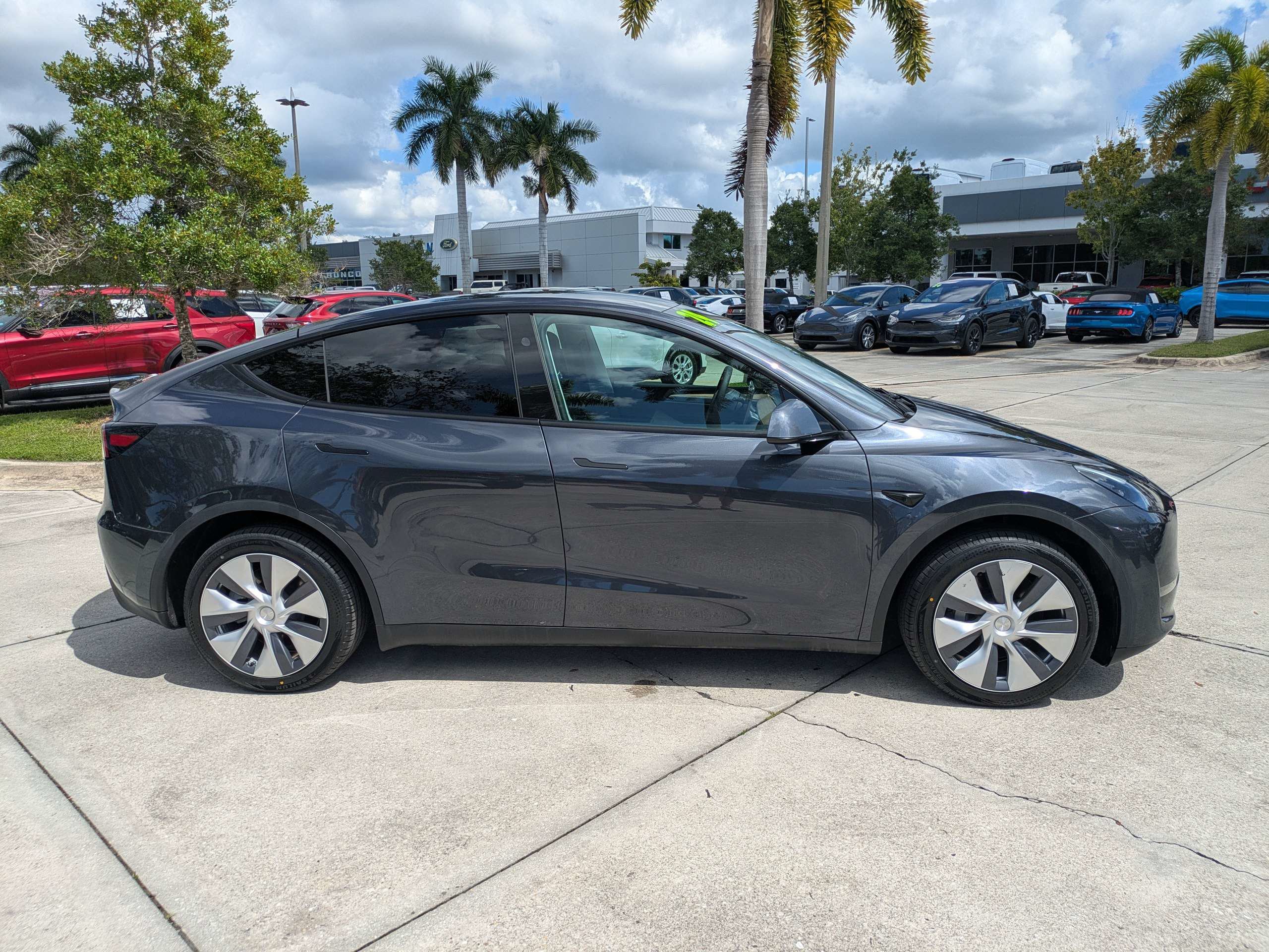 Used 2024 Tesla Model Y Long Range AWD/4WD image 3