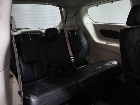 Certified 2022 Chrysler Pacifica Touring-L image 23