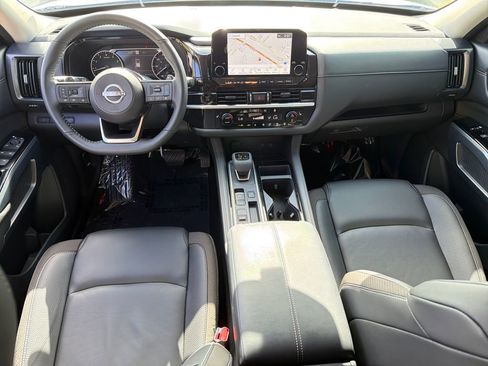 Certified 2025 Nissan Pathfinder SL image 14