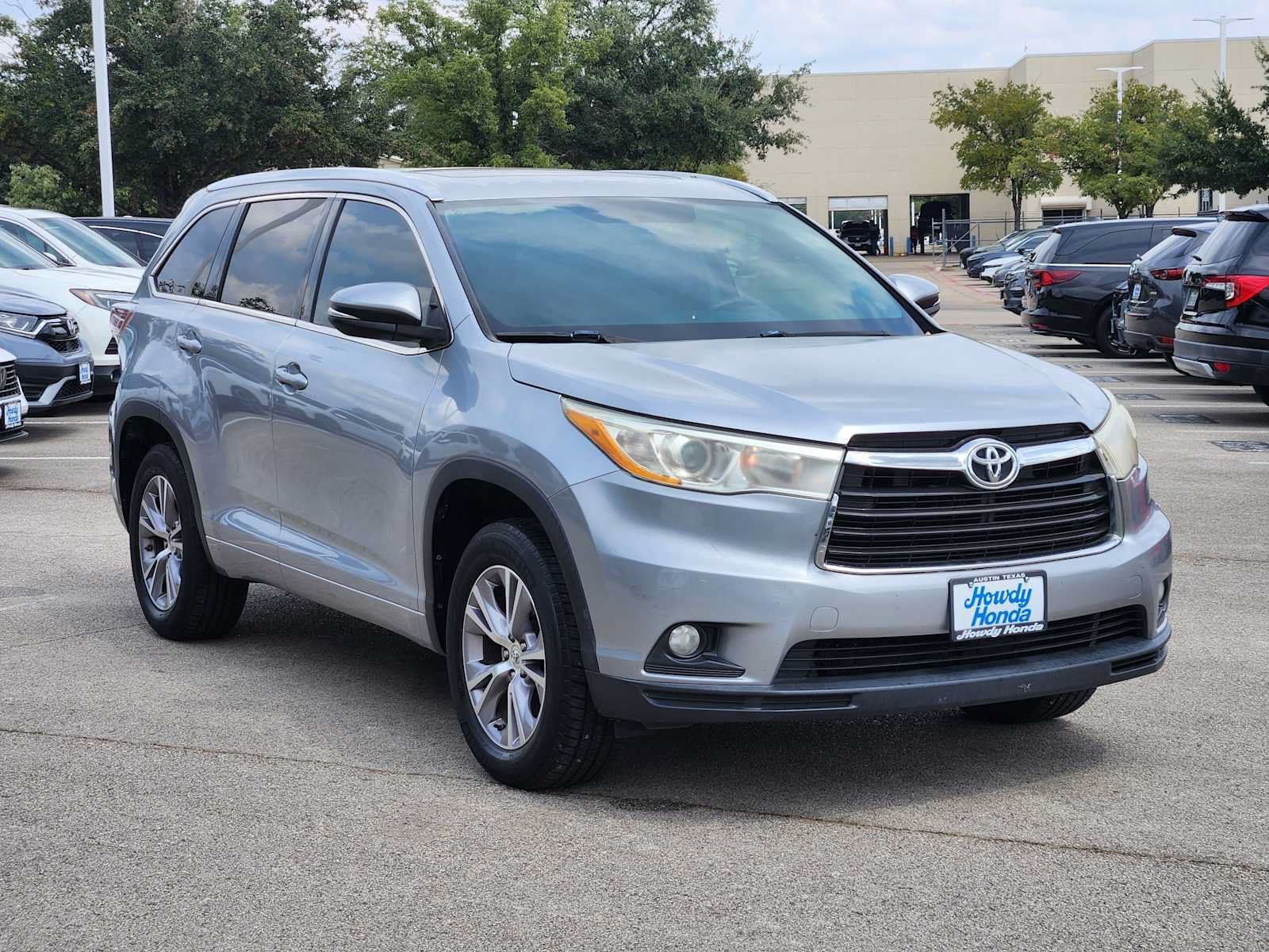 Used 2014 Toyota Highlander XLE FWD image 3