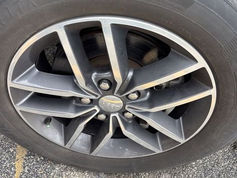 Used 2018 Jeep Grand Cherokee Limited image 2