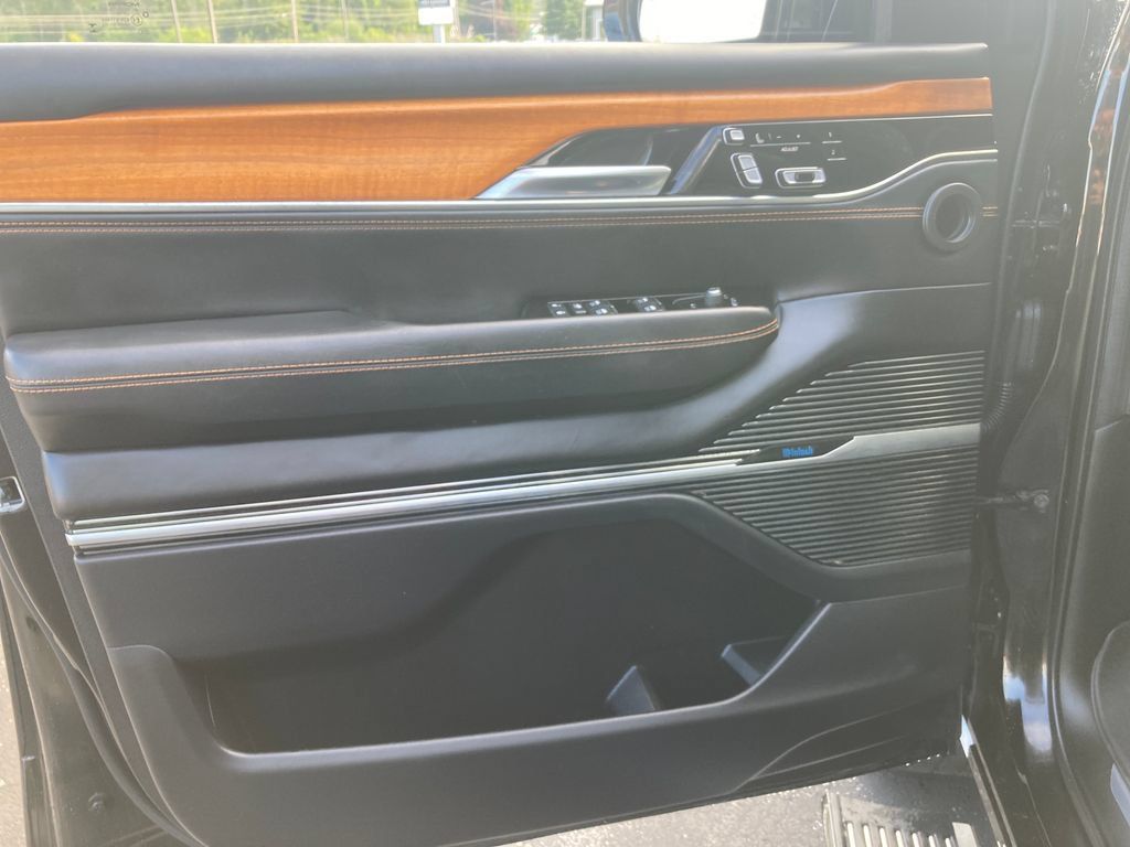 Used 2022 Jeep Grand Wagoneer Series III AWD/4WD image 13
