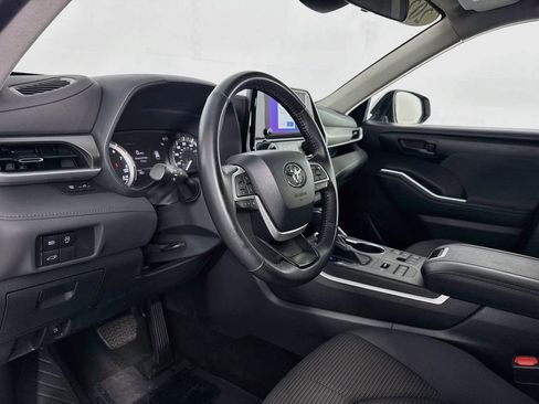 Used 2024 Toyota Highlander LE AWD/4WD image 12