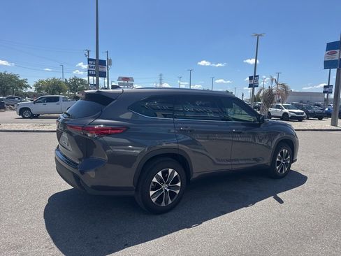 Used 2021 Toyota Highlander XLE FWD image 6