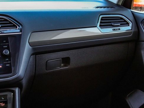 Used 2022 Volkswagen Tiguan SE w/ Panoramic Sunroof Package image 17