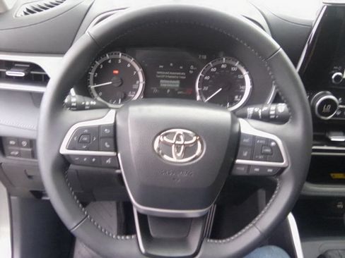 Used 2025 Toyota Highlander XLE FWD image 9