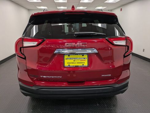 Used 2024 GMC Terrain SLE w/ Driver Convenience Package image 5