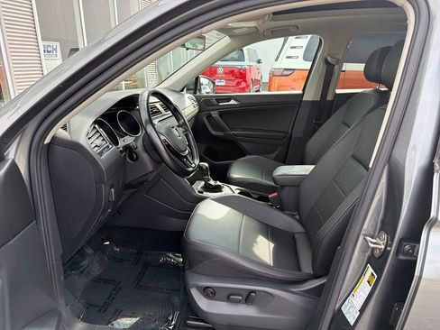 Used 2018 Volkswagen Tiguan SE w/ Panoramic Sunroof Package AWD/4WD image 9