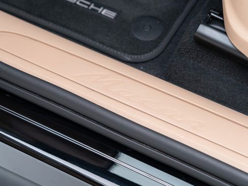 Used 2025 Porsche Macan image 14