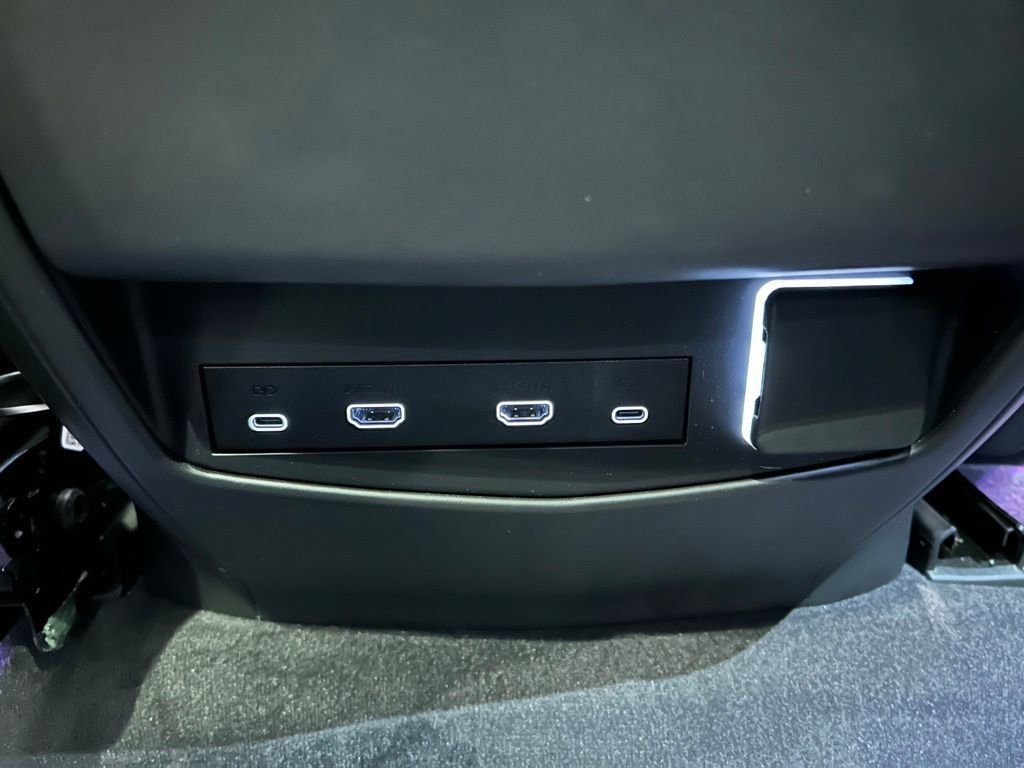 Used 2026 Cadillac Escalade Platinum Sport w/ LPO, ONYX Package AWD/4WD image 39