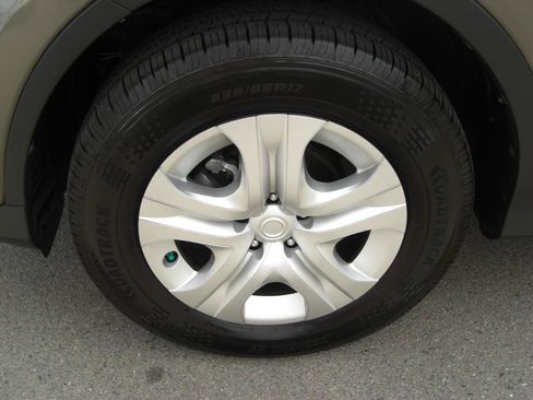 Used 2015 Toyota RAV4 LE FWD image 4