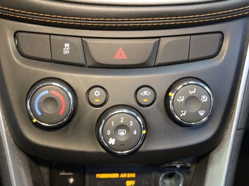 Used 2019 Chevrolet Trax LT w/ LT Convenience Package FWD image 25
