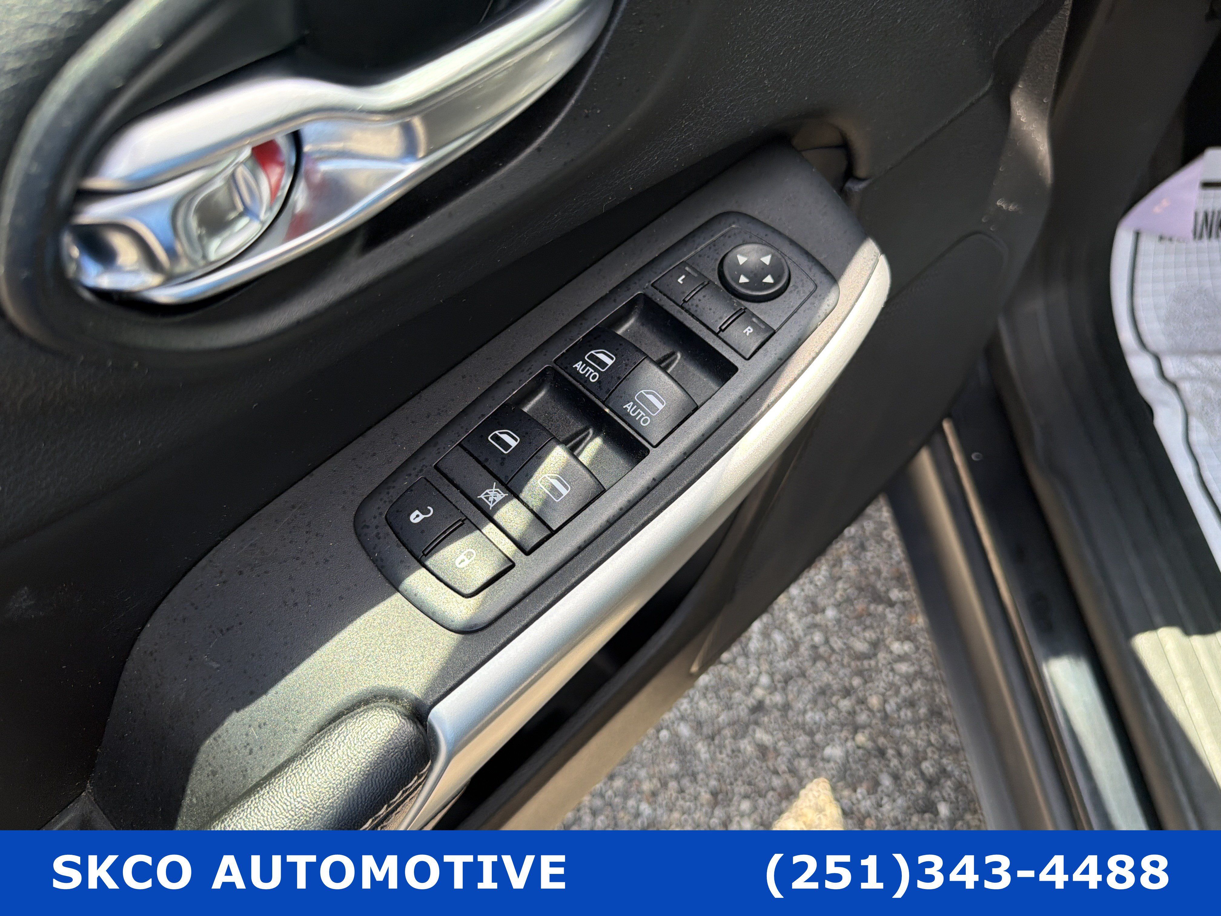 Used 2018 Jeep Cherokee Latitude Plus AWD/4WD image 22