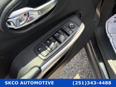Used 2018 Jeep Cherokee Latitude Plus AWD/4WD image 22