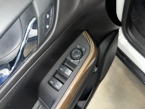 Certified 2023 GMC Acadia SLE w/ Driver Convenience Package image 5