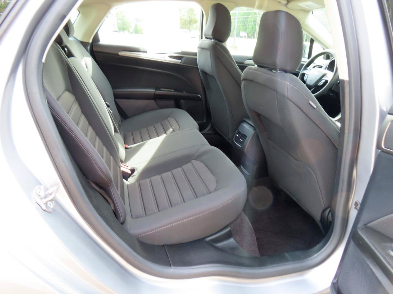 Used 2020 Ford Fusion SE FWD image 19