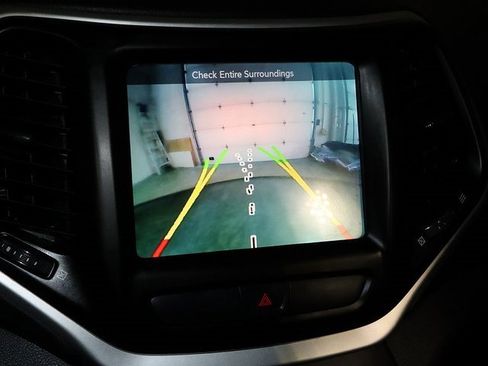 Used 2018 Jeep Cherokee Latitude Plus w/ Cold Weather Group image 19