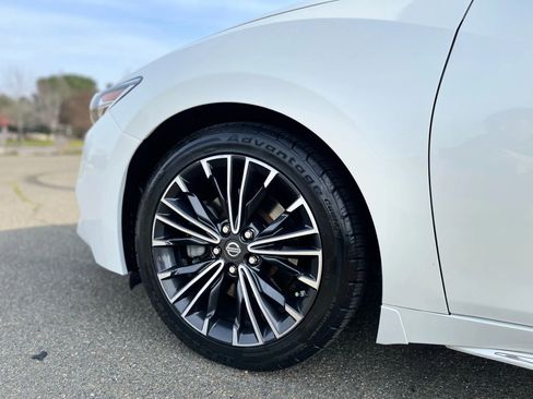 Used 2016 Nissan Maxima Platinum w/ Interior Lighting Package image 19