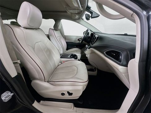 Used 2020 Chrysler Pacifica Limited w/ Tire & Wheel Group image 7