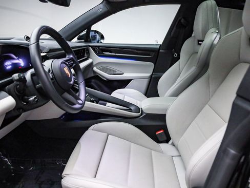 Certified 2025 Porsche Macan 4S Electric AWD/4WD image 19