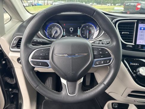 Used 2024 Chrysler Pacifica Touring-L FWD image 14
