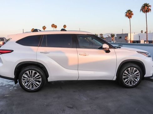 Used 2023 Toyota Highlander Platinum FWD image 13