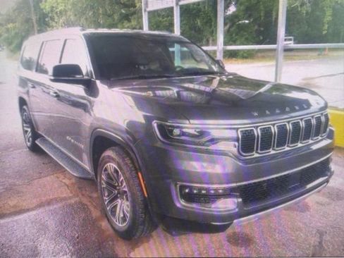 Used 2024 Jeep Wagoneer L Series II w/ Flexible Seating Group AWD/4WD image 1