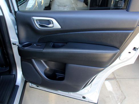 Used 2017 Nissan Pathfinder Platinum image 34