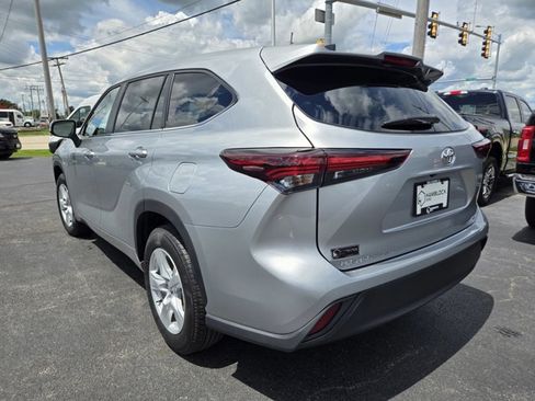 Used 2025 Toyota Highlander LE FWD image 7