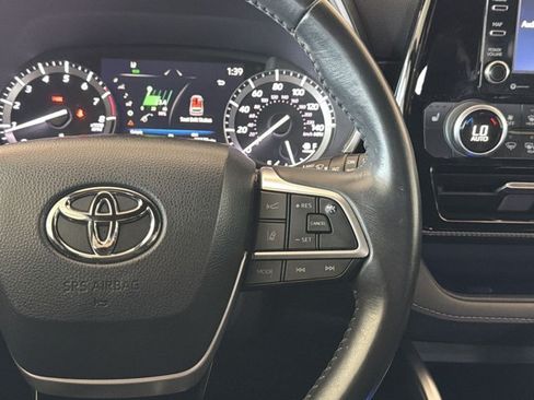 Used 2022 Toyota Highlander XSE FWD image 16