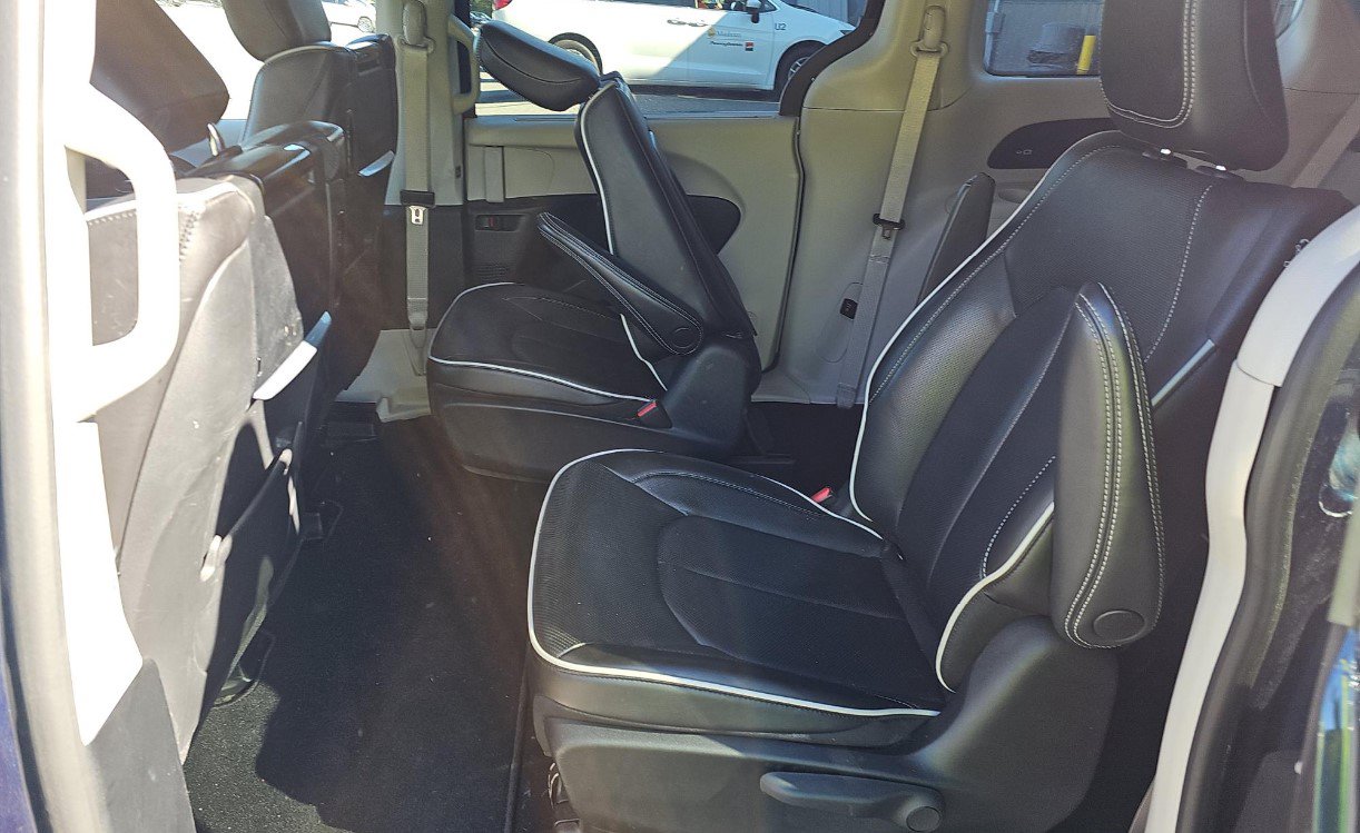 Used 2023 Chrysler Pacifica Limited w/ Uconnect Theater Family Group FWD image 9
