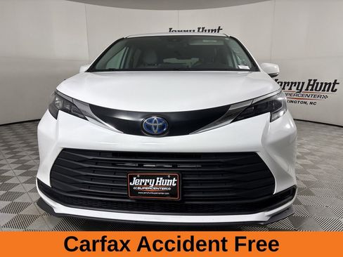 Used 2024 Toyota Sienna LE image 3