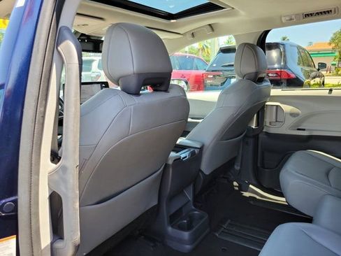 Used 2024 Toyota Sienna XLE FWD image 11