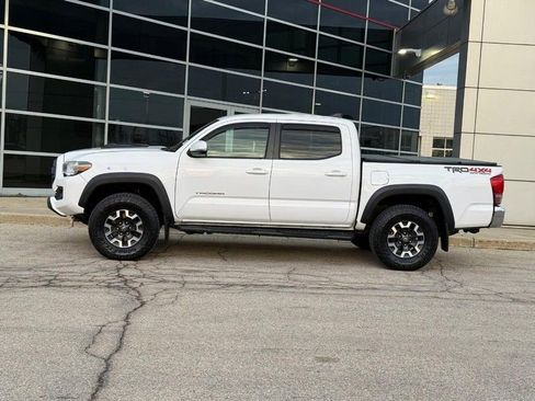 Used 2017 Toyota Tacoma TRD Off-Road w/ Tow Package (A/T) image 6