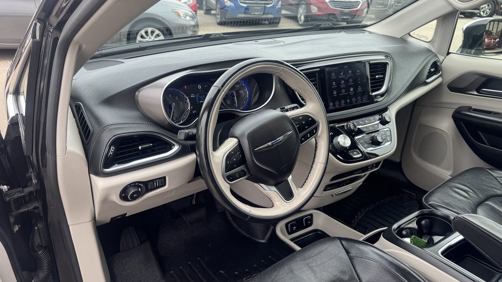 Used 2019 Chrysler Pacifica Limited w/ Tire & Wheel Group FWD image 15