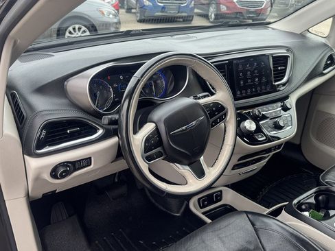 Used 2019 Chrysler Pacifica Limited w/ Tire & Wheel Group image 15