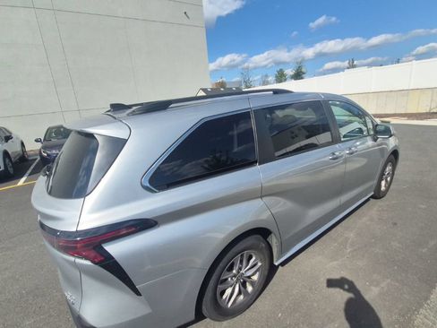 Used 2023 Toyota Sienna XLE FWD image 5